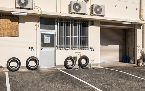 ビル裏駐車場